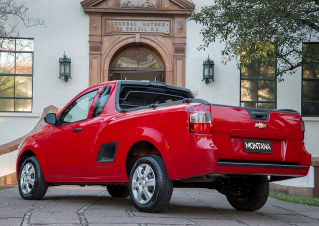 A picape é movida pelo motor 1.4 Econo.flex bicombustível, capaz de render 102 cv e 13,5 kgfm com etanol