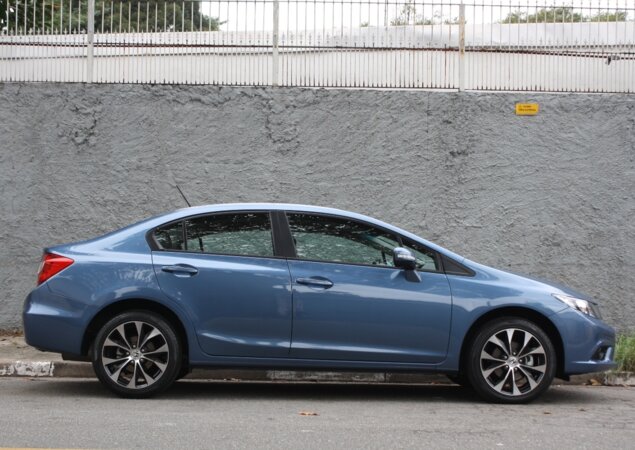 Visto de lado, o Civic mudou pouco desde 2007