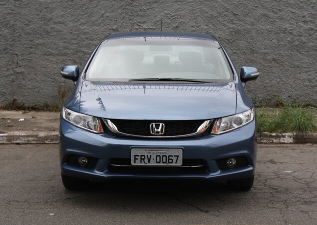 Último facelift do Civic mudou a grade e o para-choque