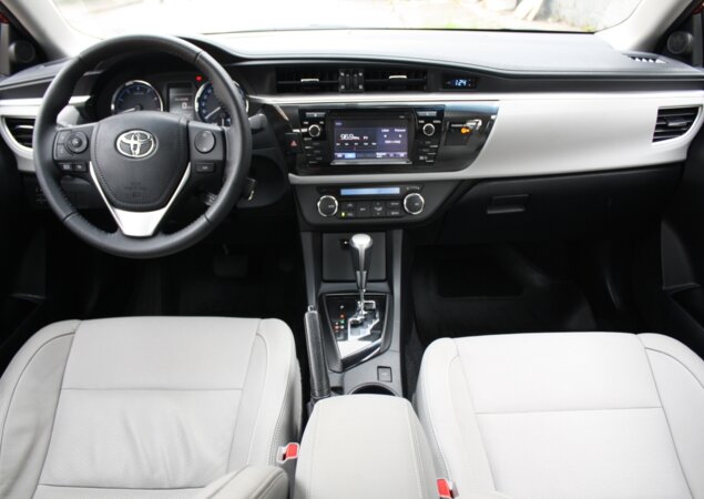 Painel do Corolla é bem mais simples