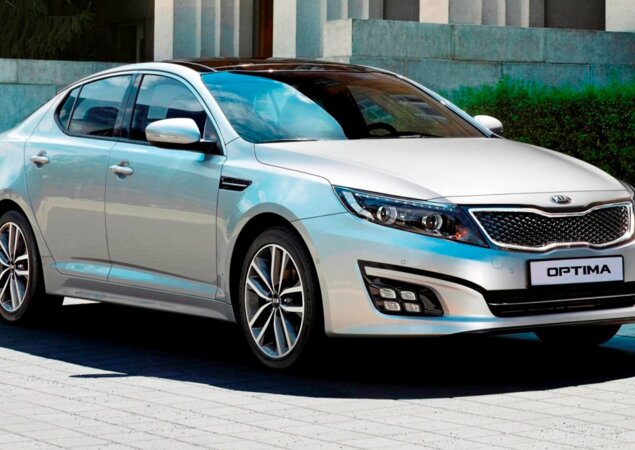 Kia Optima recebe nova motorização e atualização visual com para-choque frontal, grade e fárois de neblina redesenhados