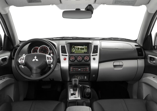 Versão topo de linha HPE traz iluminação vermelha dos instrumentos, oito airbags e central multimídia com GPS e tela de 7 polegadas