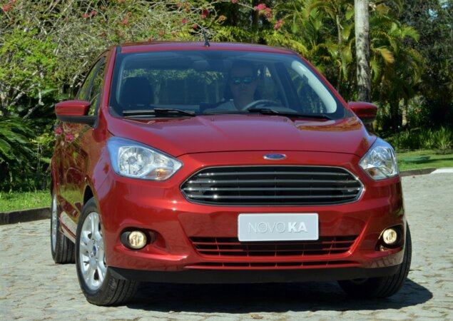Sedã tem grade frontal com linhas horizontais