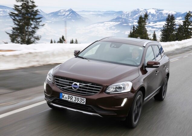O utilitário esportivo XC60 passa a contar também com uma nova opção de cor chamada Power Blue (azul)