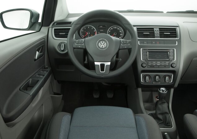 Interior do Fox BlueMotion traz bancos revestidos com tecido azul. Ar-condicionado é oferecido em um pacote opcional