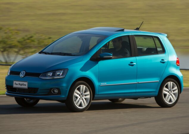 Volkswagen Fox 2015 sofreu um facelift, ficando mais parecido com o irmão maior Golf