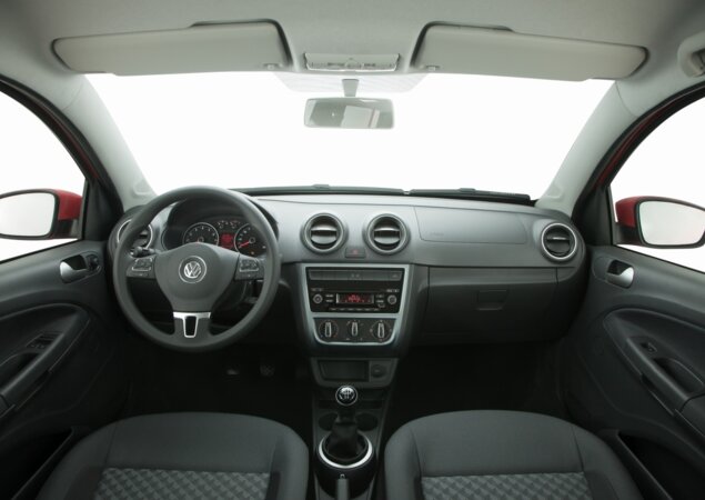 Interior da Saveiro de entrada Trendline, que vem com direção hidráulica e vidros e travas elétricos de fábrica