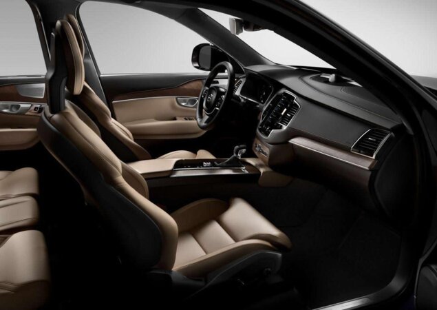 O interior da versão "First Edition" combinará revestimento de couro caramelo dos bancos com cinza no painel