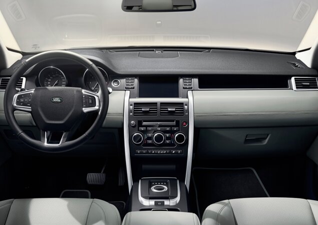 Painel recebe linhas inspiradas nos "irmãos" Range Rover, mas o console central apresenta desenho mais robusto