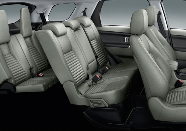 Com capacidade para transportar até sete passageiros, o Discovery Sport possui configuração de assentos 5+2