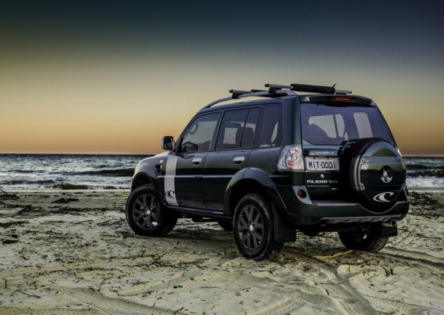 Além dos grafismos alusivos à versão, o Pajero TR4 recebeu rodas pintadas em grafite, rack do teto com travessas e capa do estepe exclusiva