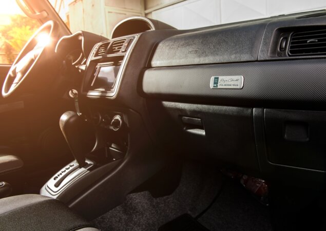 Interior tem bancos revestidos de neoprene e sistema multimídia. A transmissão é automática de quatro marchas e tração 4x4 tem opção de reduzida