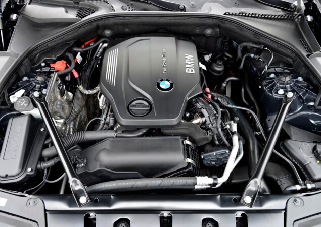O motor turbo diesel 2.0 TwinPower, de quatro cilindros, equipará as versões 518d e 520d