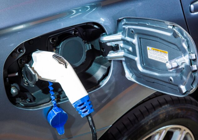Numa fonte de 110V, a recarga completa leva 10 horas
