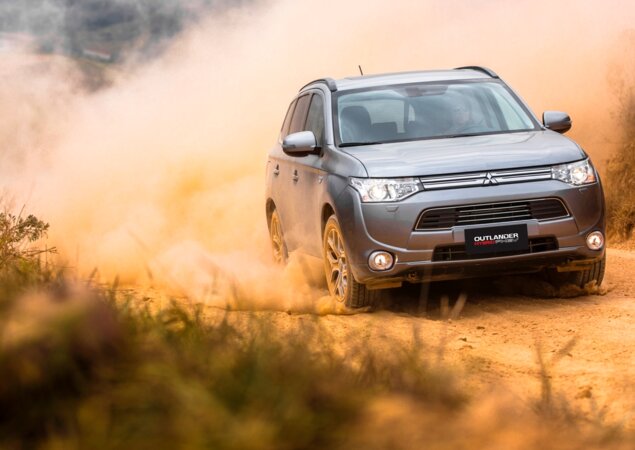 Com um motor elétrico para cada eixo, o Outlander PHEV encara sair do asfalto