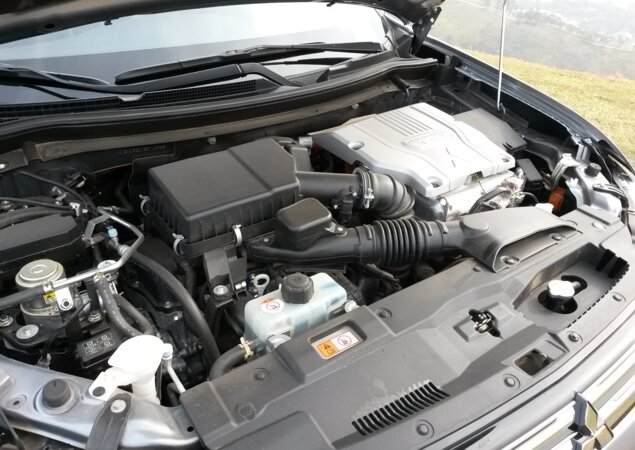 Motor 2.0 a gasolina só movimenta o carro acima de 70 km/h e mesmo assim apenas quando o motorista exige mais potência