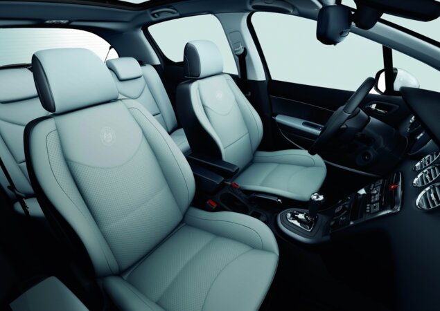 No interior, o hatch traz bancos com revestimento de couro cinza, além de bancos e carpetes com o emblema do torneio Roland Garros bordado