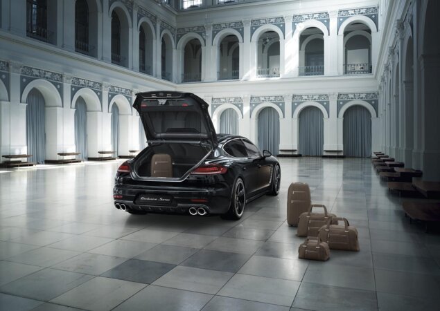 A Porsche oferece, como opcional, um conjunto com cinco malas fabricadas com o mesmo couro utilizado no interior do veículo