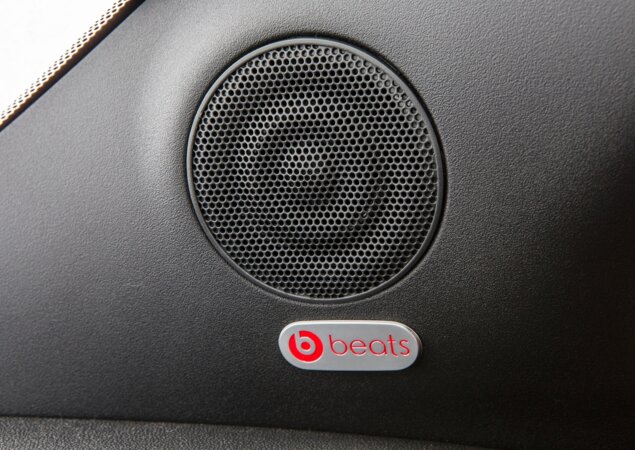 O sistema de som da marca Beats é vendido como opcional e possui seis alto-falantes, além de um subwoofer