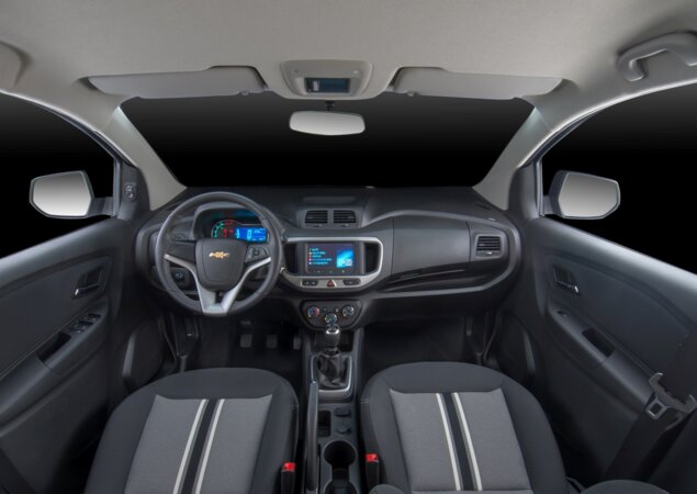 Interior preto deixou o carro com melhor aparência