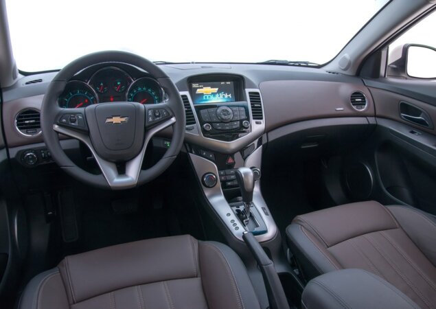 Cruze 2015 pode ser equipado com câmbio manual ou automático, ambos de seis marchas