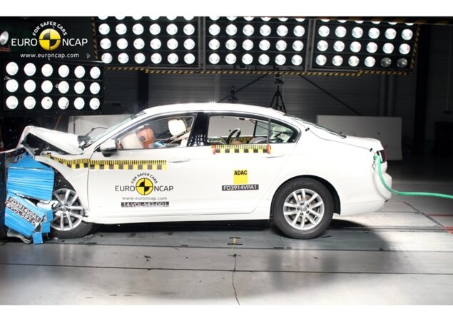 Nova geração do Volkswagen Passat, que é esperada para chegar no Brasil no segundo semestre de 2015, recebeu nota máxima
