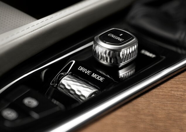 SUV traz cinco modos de condução, que podem ser alterados por meio de um botão no console central