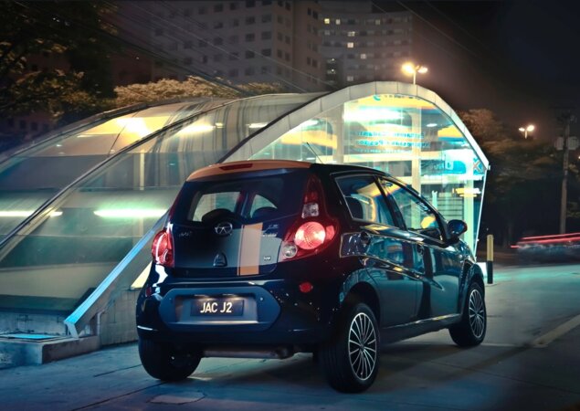 Com o motor flex, o compacto recebeu a tecnologia que dispensa o tanque auxiliar de partida a frio