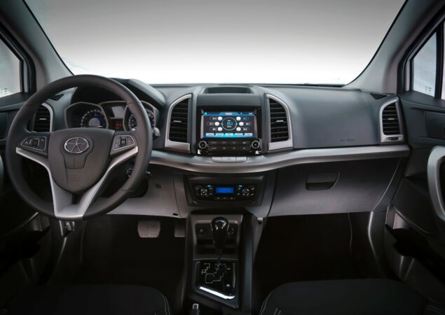 Interior tem desenho simples, como nos demais modelos da marca, abusando de plásticos rígidos