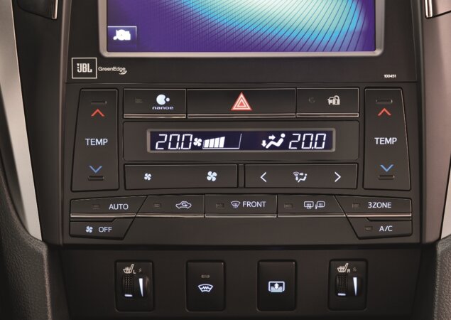 O ar-condicionado é digital com três zonas de temperatura