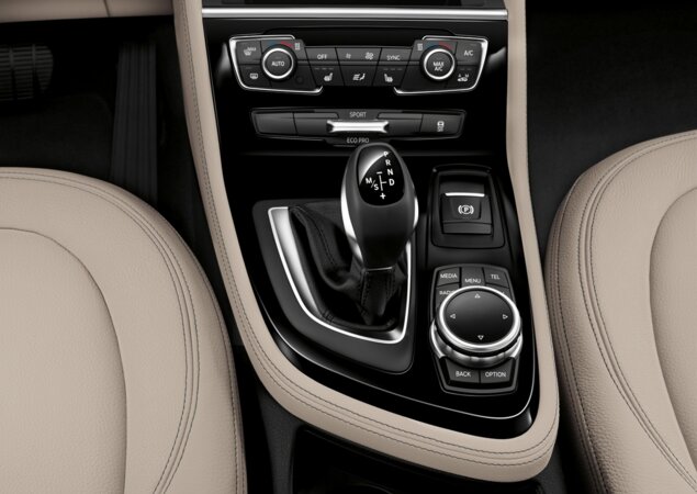 Câmbio automático é opcional na maior parte das versões, exceto a topo de linha 220d xDrive