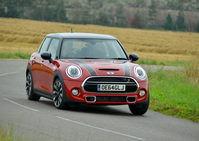 Motor pode ser 1.5 de 136 cv no Cooper ou 2.0 de 192 cv no Cooper S, ambos turbo