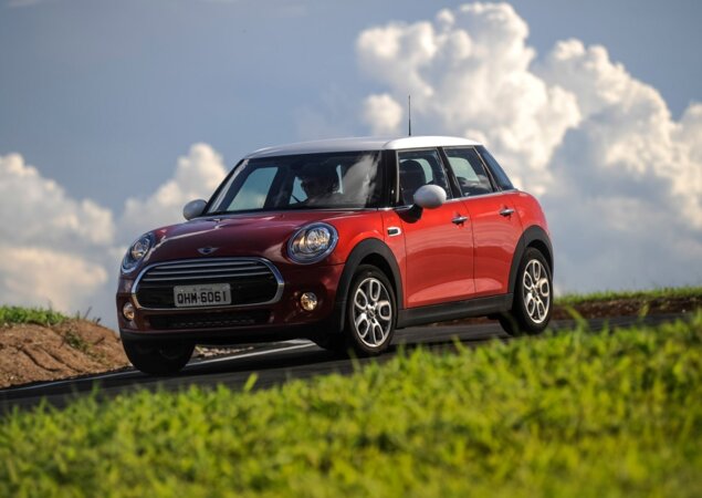 Versão Cooper (foto) exibe rodas aro 16 e faróis halógenos