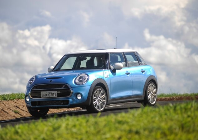 Enquanto a Cooper S (foto) traz rodas aro 17 e faróis full LED, além do emblema na grade dianteira