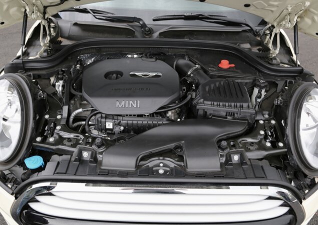 Motor 1.5 turbo da versão Cooper traz injeção direta de combustível e rende 136 cv de potência