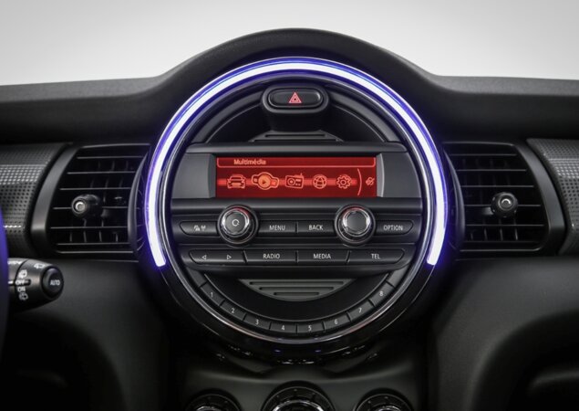 Rádio é mais simples na configuração de entrada e não traz tela sensível ao toque nem GPS