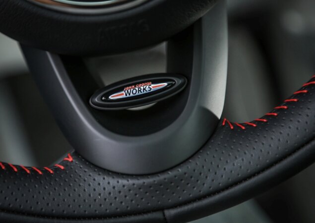 Volante também é diferente e exibe o emblema John Cooper Works