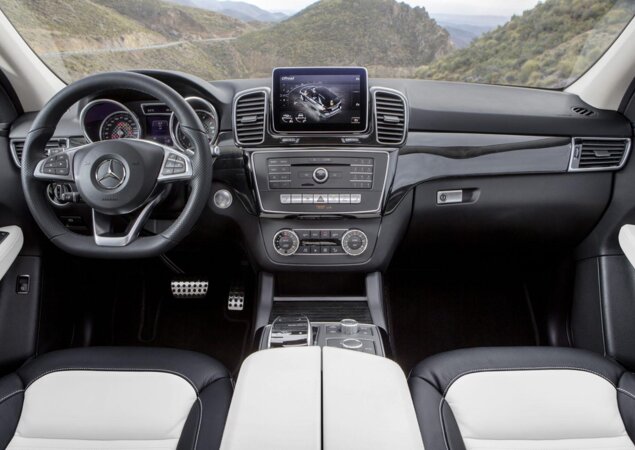 Por dentro o carro recebeu novo console central, com tela da central multimídia destacada