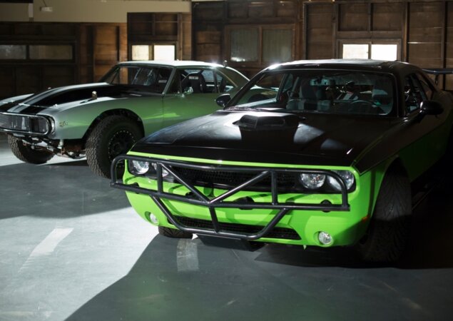 Dodge Challenger SRT-8 (dir.) e Chevrolet Camaro (esq.)