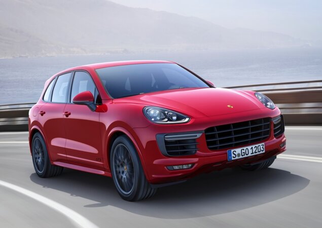 O novo Cayenne GTS se diferencia visual pelos detalhes pretos na carroceria