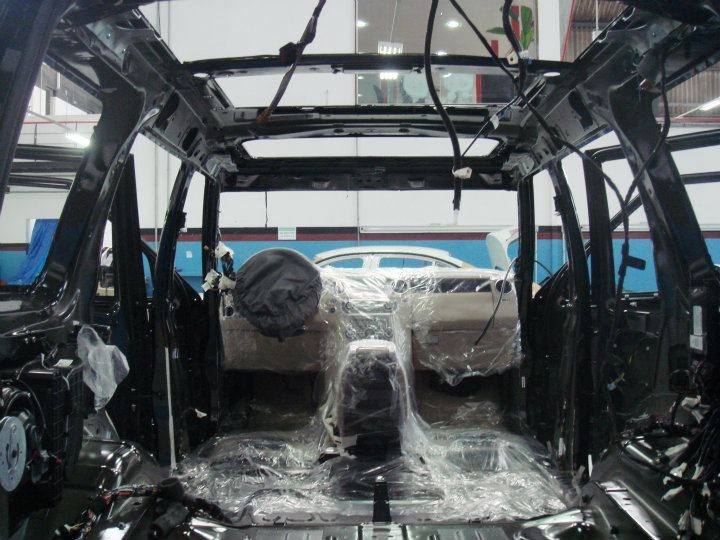 No processo de blindagem, o carro é desmontado, então é importante fazer um test-drive e observar se há ruídos internos de peças mal encaixadas