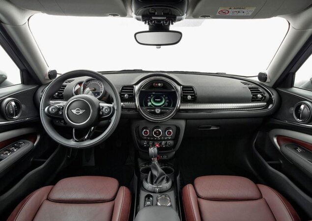 O painel do Clubman é o mesmo da versão hatch