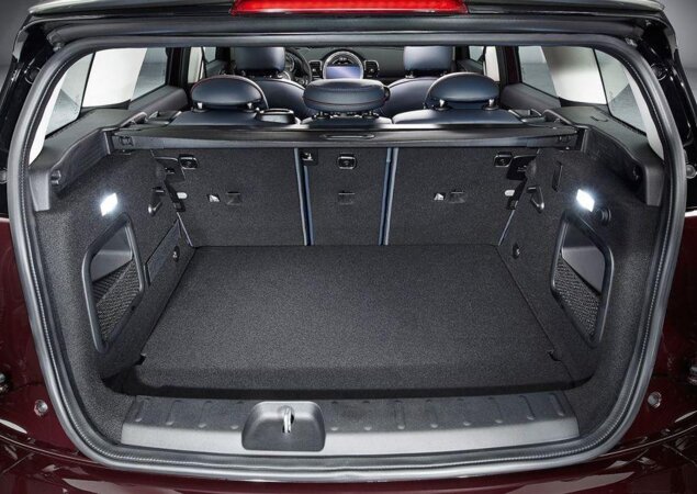 Não foram divulgadas as dimensões do porta-malas, que é bem maior do que a versão hatch