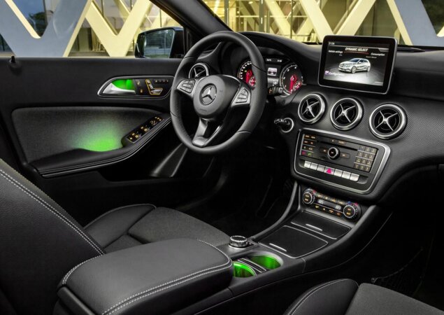No interior, o hatch recebeu novo painel de instrumentos e central multimídia atualizada
