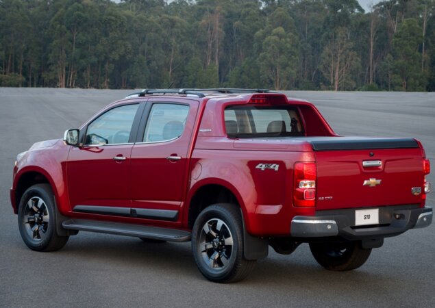 Configuração possui rodas aro 18 com acabamento diferenciado, embora o desenho seja o mesmo visto no SUV Trailblazer