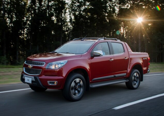 A High Country exibe faróis escurecidos e aplique de plástico no para-choque dianteiro