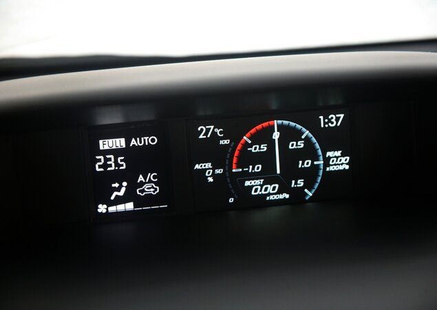 Tela central incorpora um mostrador de pressão do turbo na versão topo de linha XT Turbo do Forester