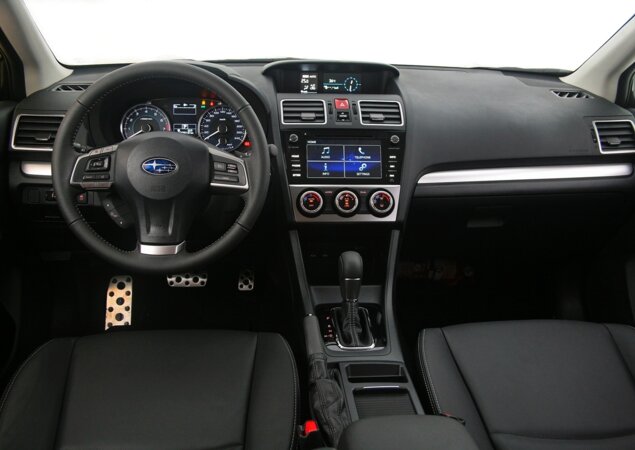 Interior do XV exibe novo quadro de instrumentos, também presente no Impreza Sedan 2016