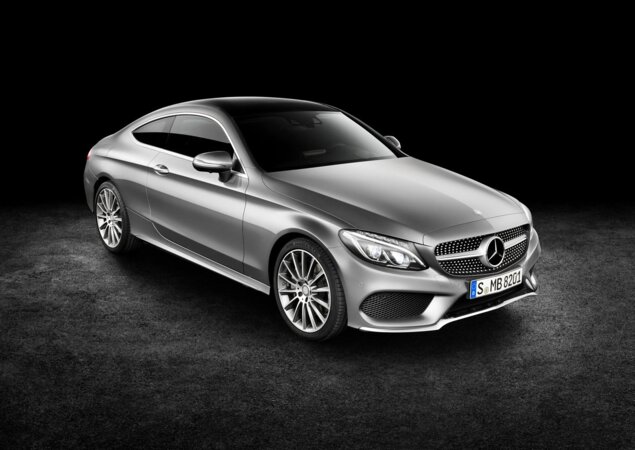 O novo Classe C Coupé tem o mesmo visual na dianteira dos demais veículos da gama