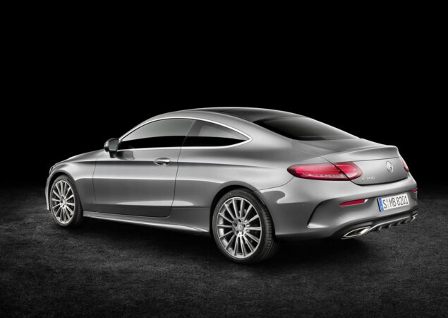 A traseira indica a inspiração no Classe S Coupé
